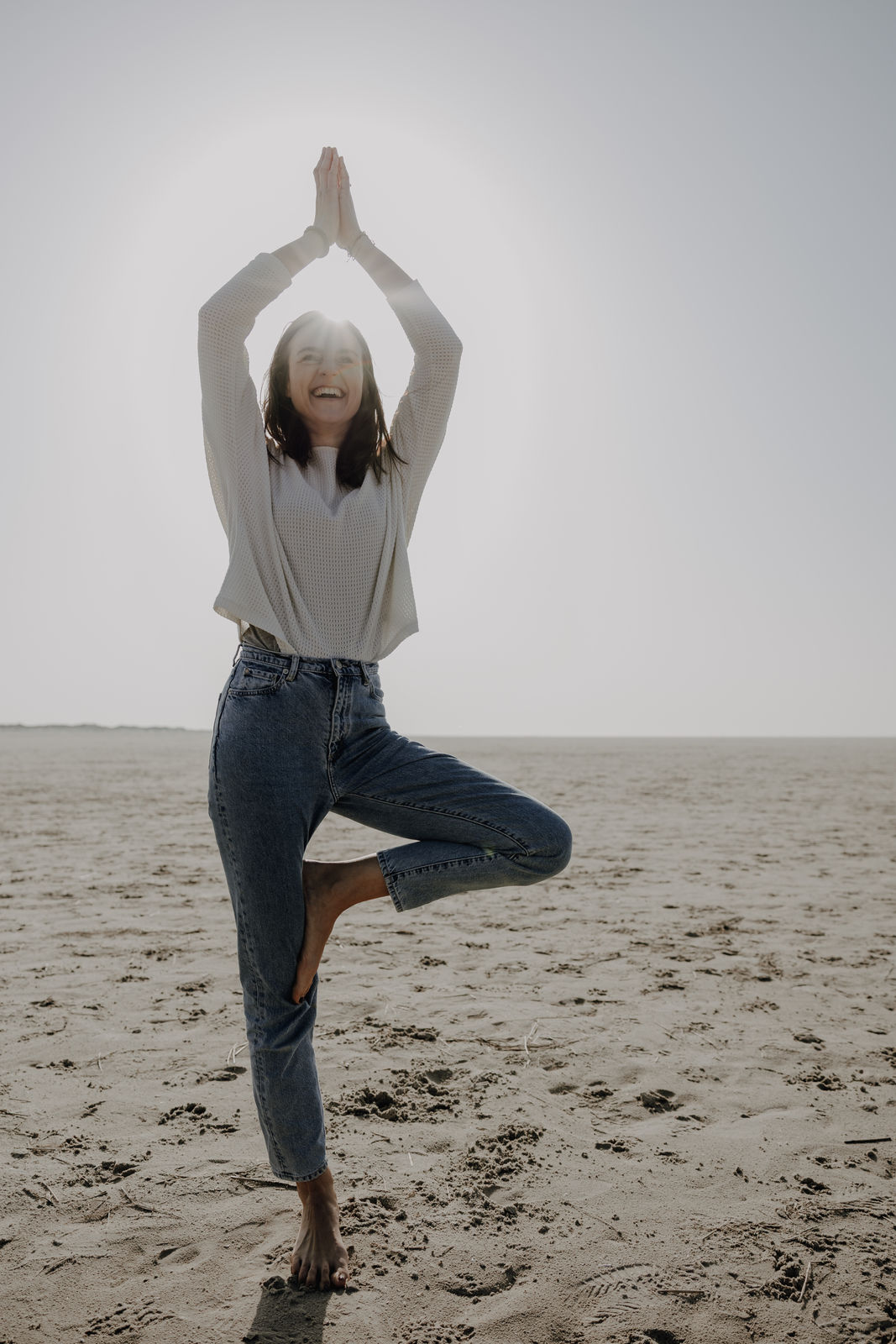 Gwen beim Yoga am Strand